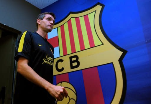 El entrenador del Barcelona Tito Vilanova llega a una conferencia de prensa en el Camp Nou, el 6 de octubre de 2012 en Barcelona, previa al clásico frente al Real Madrid. (AFP | lluis gene)