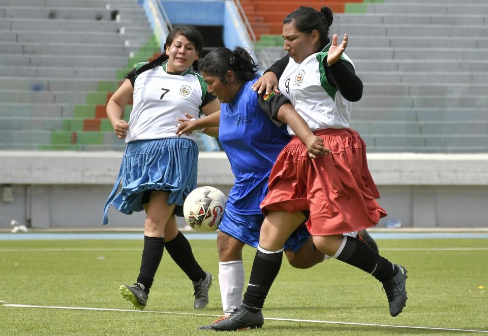 Mujeres indígenas de todo el departamento boliviano de Cochabamba dejaron por unos días su trabajo en el campo para atarse los botines, ponerse sus polleras y las camisetas de sus equipos y demostrar sus habilidades futbolísticas. (EFE)