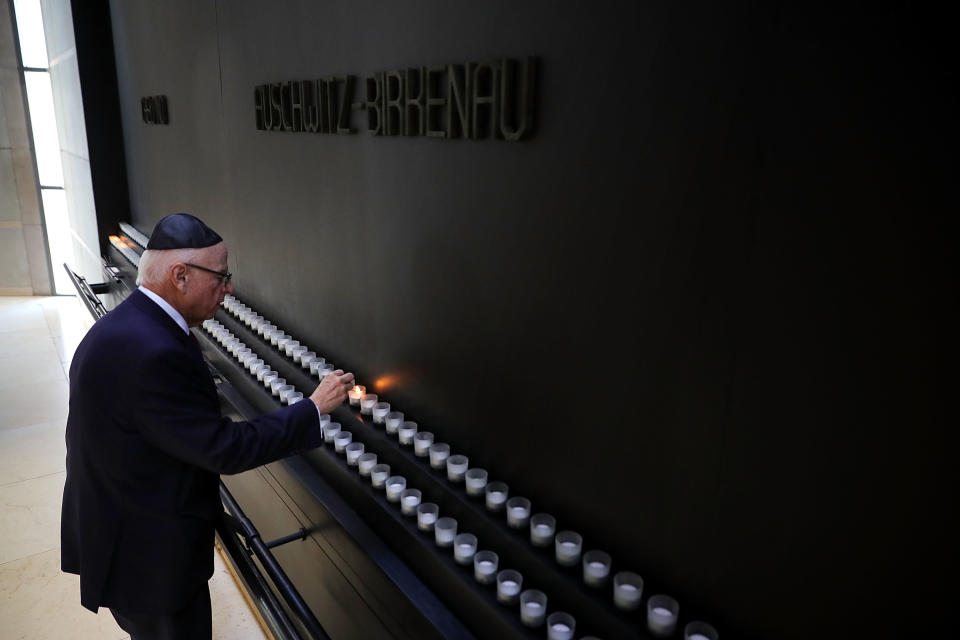 <p>U.S. Holocaust Memorial Council Chairman Howard Lorber lights a candle to commemorate International Holocaust Remembrance Day during a ceremony at the U.S. Holocaust Memorial Museum on the National Mall, Jan. 26, 2018 in Washington, D.C. (Photo: Chip Somodevilla/Getty Images) </p>