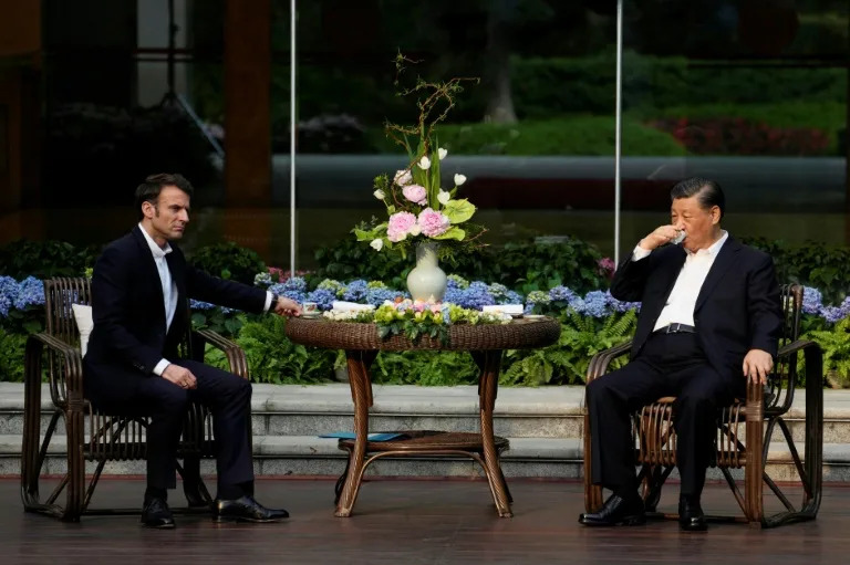 Chinese President Xi Jinping (R) and French President Emmanuel Macron met in China in April 2023 (Thibault Camus)