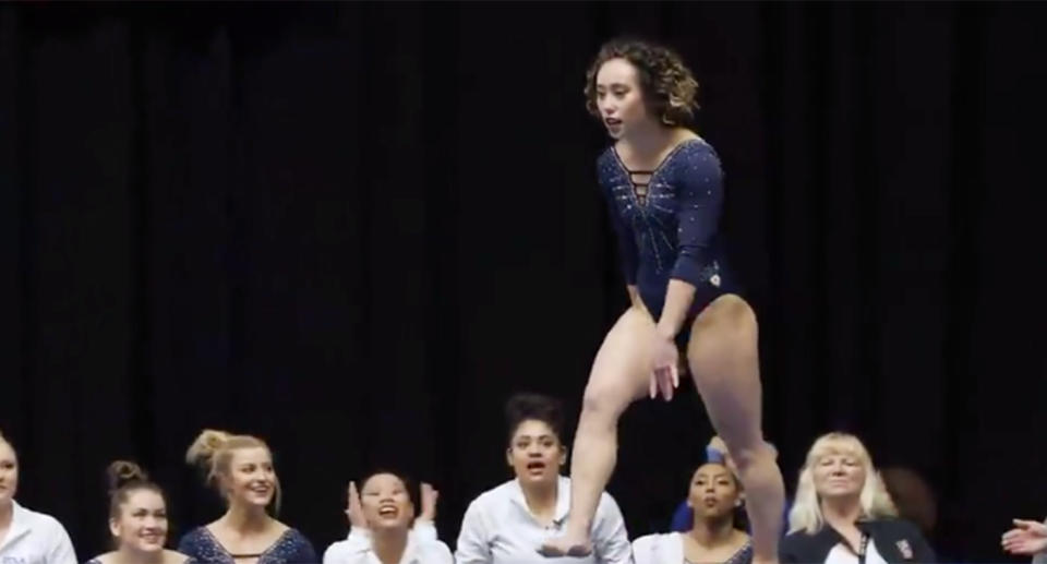 Katelyn Ohashi durante su rutina de suelo (Foto: Twitter/<a href="https://twitter.com/uclagymnastics" rel="nofollow noopener" target="_blank" data-ylk="slk:@uclagymnastics;elm:context_link;itc:0;sec:content-canvas" class="link ">@uclagymnastics</a>)