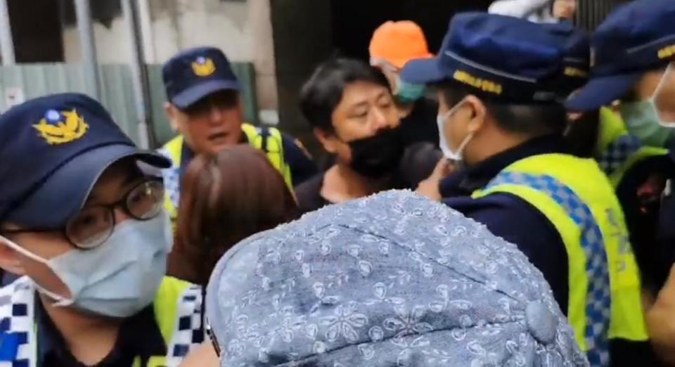 杏仁哥今率抗議者到王浩宇服務處示威，但因違法遭到警方逮捕。（翻攝自杏仁哥臉書）