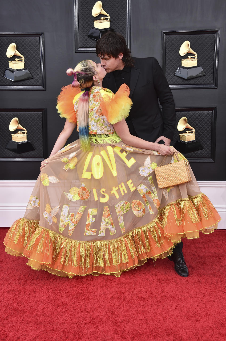 Victoria Evigan, a la izquierda, y Jason Evigan llegan a la 64ta entrega anual de los premios Grammy, el domingo 3 de abril de 2022 en Las Vegas. (Foto por Jordan Strauss/Invision/AP)