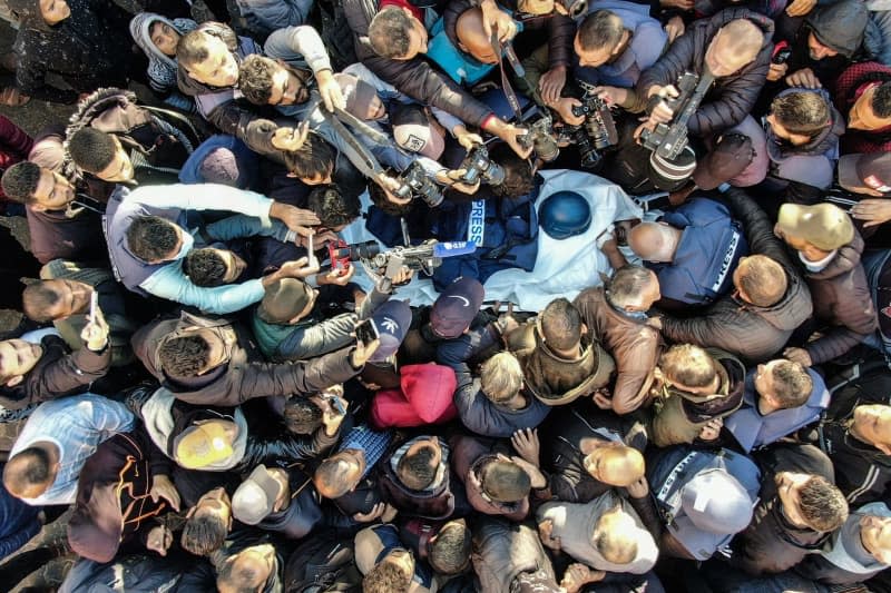 Palestinian mourn the body of Al Jazeera cameraman Samer Abu Daqqa during his funeral in the vicinity of Farhana School in the centre of Khan Yunis. Abu Daqqa was killed after an Israeli bombing while working accompanied by Al Jazeera correspondent Wael Al Dakhdouh in Khan Yunis. Mustafa Thraya/dpa