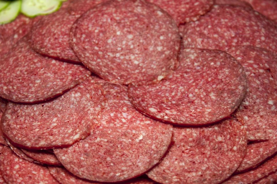 Bei vielen Menschen beliebt ist diese Wurst: die Salami. Die abgepackten Scheiben sind zwar praktisch, allerdings nicht sonderlich gesund. Salami hat mehr Kalorien und Fett als die meisten anderen Wurstsorten.