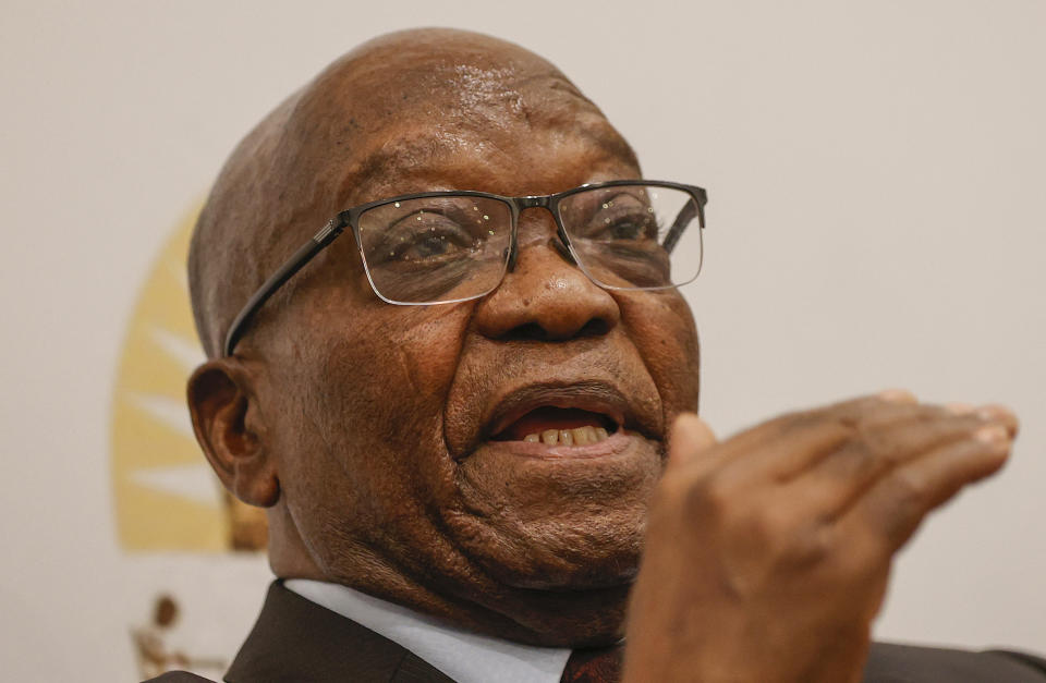 <p>Jacob Zuma, presidente de Sudáfrica entre 2009 y 2018, está acusado de hasta 16 cargos de corrupción, crimen organizado, fraude y lavado de dinero. Siempre defendió su inocencia, aunque en 2021 se entregó a la policía. (Foto: Phill Magakoe / AFP / Getty Images).</p> 