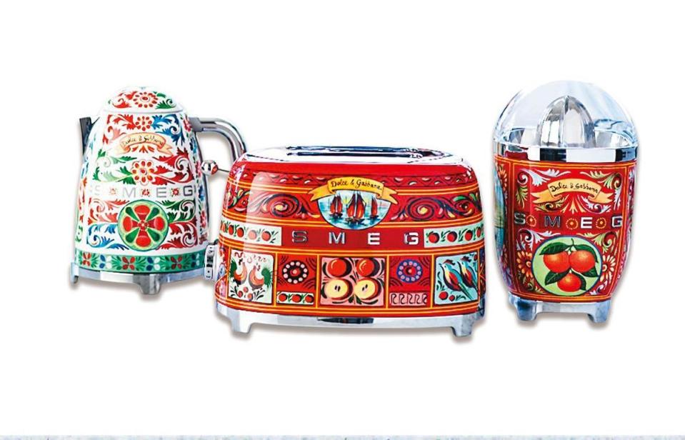 Smeg x Dolce Gabbana「Sicily Is My Love」限量聯名系列小家電，熱水壺 NT$27,800、烤麵包機 NT$27,800。（台灣未引進榨汁機，品硯實業提供）