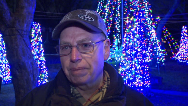 Windsor man brightens street with 72,000 Christmas lights