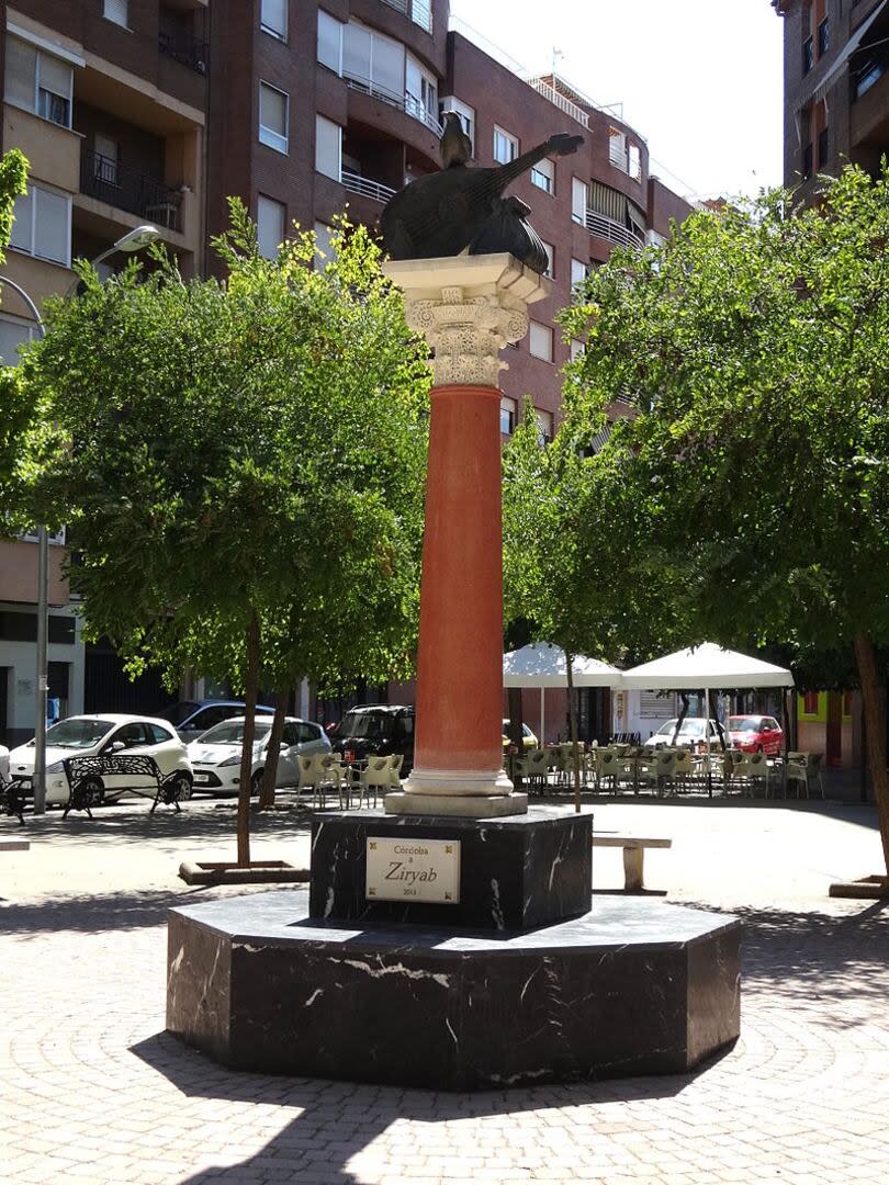 Monumento a Ziriab, en Córdoba, España