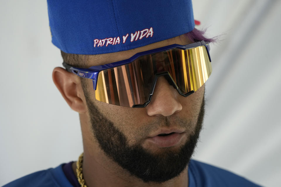 Lourdes Gurriel Jr. porta una gorra con el mensaje "Patria y Vida", durante una práctica de bateo con el equipo denominado Federación Profesional Cubana de Beisbol (FEPCUBE), el martes 16 de enero de 2024, en Miami (AP Foto/Lynne Sladky)