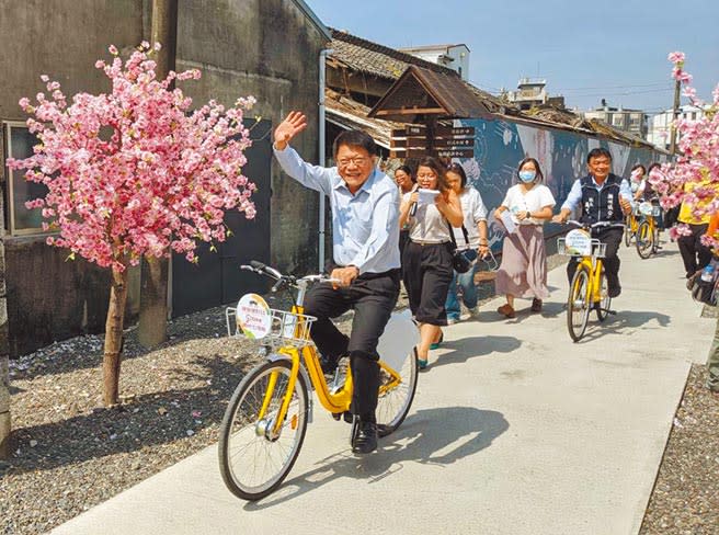 屏東公共自行車Pbike在潮州17日正式營運，縣長潘孟安（前）開心騎車逛潮州日式園區。（潘建志攝）