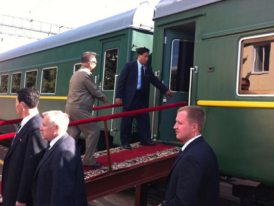 kim jong il boarding train