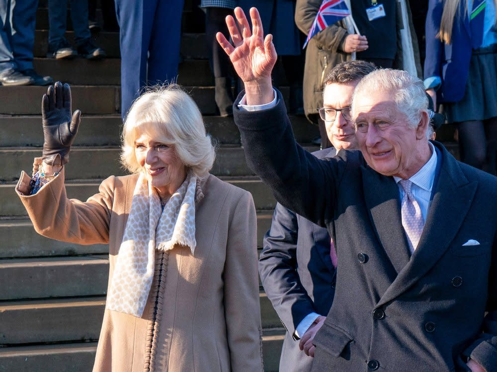 König Charles III. und Königsgemahlin Camilla werden in Bolton begrüßt. (Bild: imago/i Images)