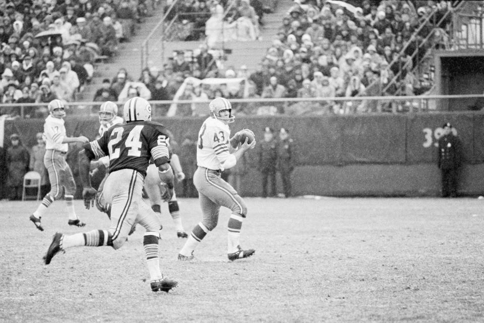 San Francisco 49ers halfback Dave Kopay receives a pass.