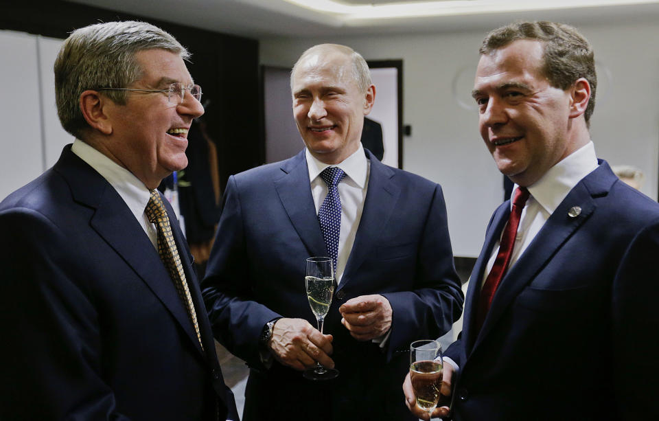 Sind lange befreundet: Thomas Bach (links), Wladimir Putin (Mitte) und Dmitry Medvedev (rechts) während der Winterspiele 2014 in Sotschi