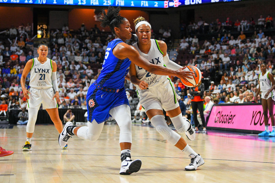 Alyssa Thomas defends Napheesa Collier. (Erica Denhoff/Icon Sportswire via Getty Images)