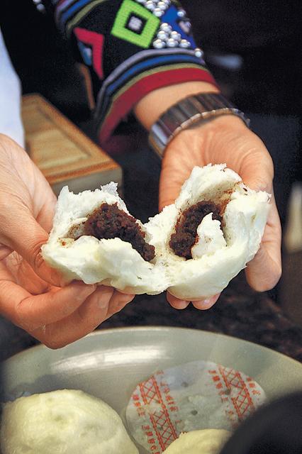 豆沙破酥包鬆軟美味。（周翠玲攝）