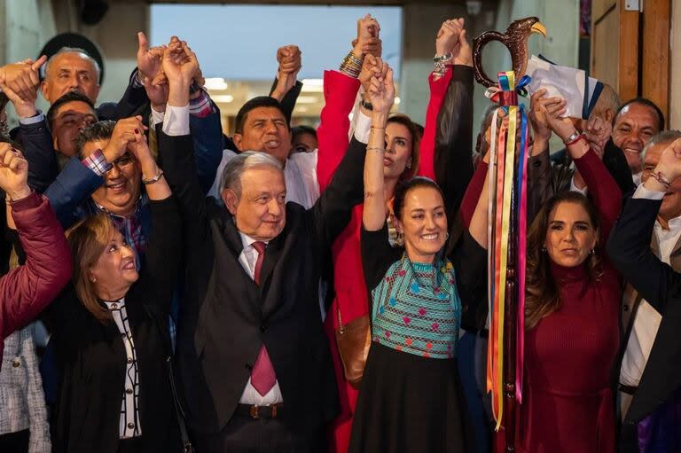 Andrés Manuel López Obrador oficializa el relevo de Morena a Claudia Sheinbaum con la entrega del bastón de mando. 