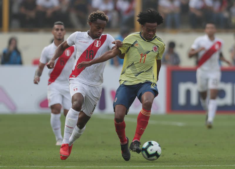 Foto de archivo. El jugador colombiano Juan Guillerno Cuadrado transporta el balón durante un partido amistoso con la seleción peruana de fútbol en el estadio Monumental de Lima