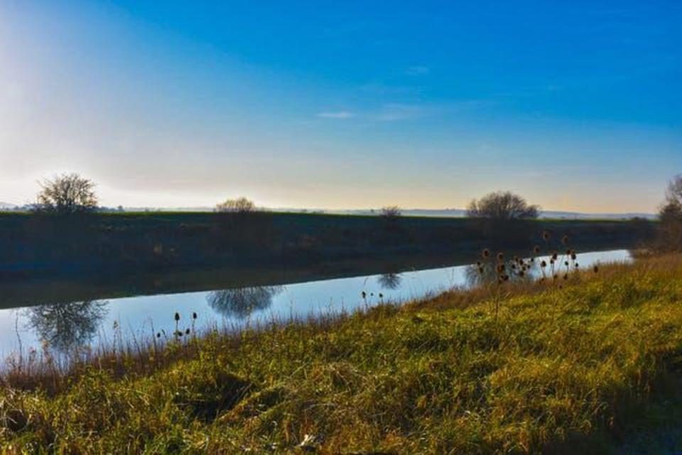 El río Witham visto desde la ciclovía Water Rail Way, de 53 km, que se extiende entre las ciudades de Lincoln y Boston, Reino Unido (Sadie Whitelocks)