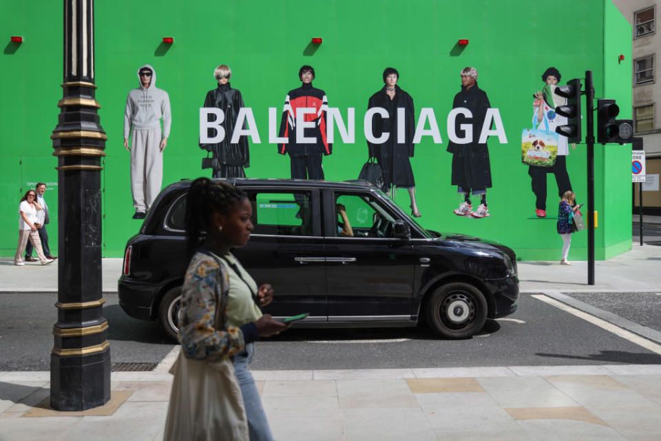 Das Luxus-Label Balenciaga sieht sich derzeit heftigen Vorwürfen ausgesetzt. (Bild: Getty Images)