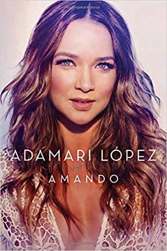 <em><strong>“Amando” es libro escrito por Adamari López.</strong></em>