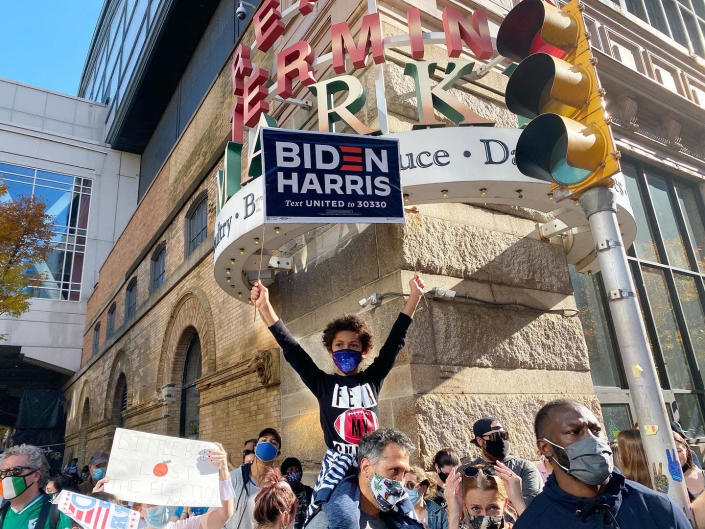 Una ni&#xf1;a sostiene un cartel de Biden / Harris en una celebraci&#xf3;n fuera del Centro de Convenciones de Pensilvania en FiladelfiaRichard Hall / The Independent