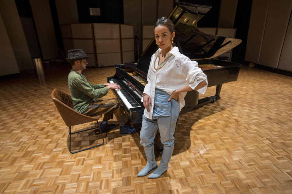 Catalina García y Santiago Prieto de la banda Monsieur Periné posan en un estudio a las afueras de la Ciudad de México el 10 de mayo de 2023. (Foto AP/Moisés Castillo)