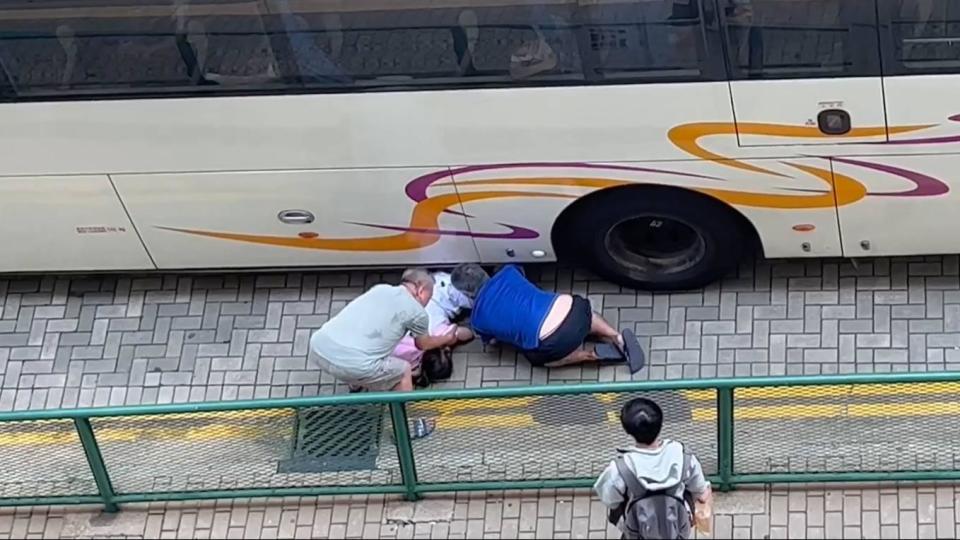 慈雲山7歲女童遭校巴捲入車底　兩男伏地拖出