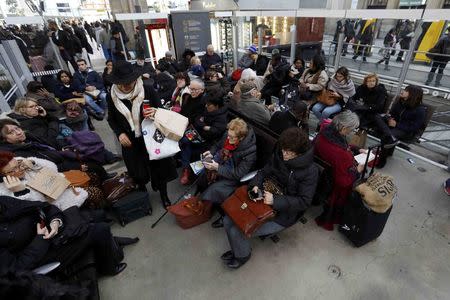 Travellers wait with their luggage at the Gare du Nord train station after a power outage that has suspended main line services, including the Eurostar, RER commuter trains and suburban train services at the station in Paris, France, December 7, 2016. REUTERS/Yves Herman