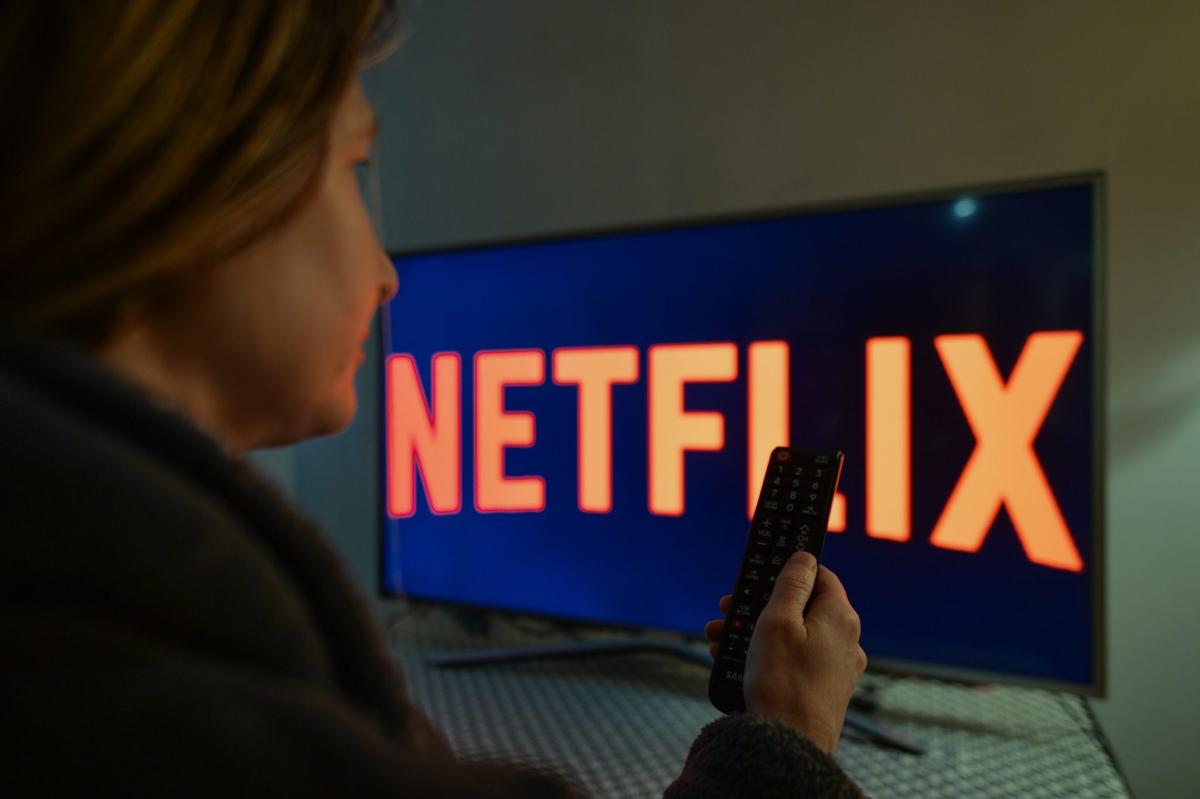 Comment Netflix a-t-il « gagné la guerre du streaming » tout en étant critiqué pour être devenu « inregardable » ?  Tout cela pourrait s’expliquer par le concept de « dégradation de la plateforme »