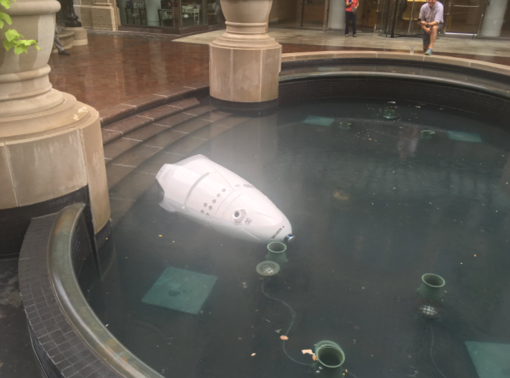 <p>En su mayoría, los usuarios de las redes tomaron lo ocurrido con ironía: que un robot capaz de reconocer criminales no haya podido detectar una fuente de agua. Foto: Twitter.com/bilalfarooqui </p>