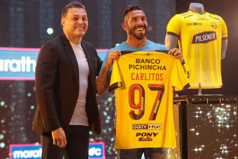 El argentino Carlos Alfaro Moreno, presidente de Barcelona, con Tevez, a quien invitó a Guayaquil como figura internacional.