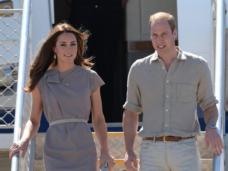 William und Kate bei ihrer Ankunft am Ayres Rock Airport. Foto: Dean Lewins