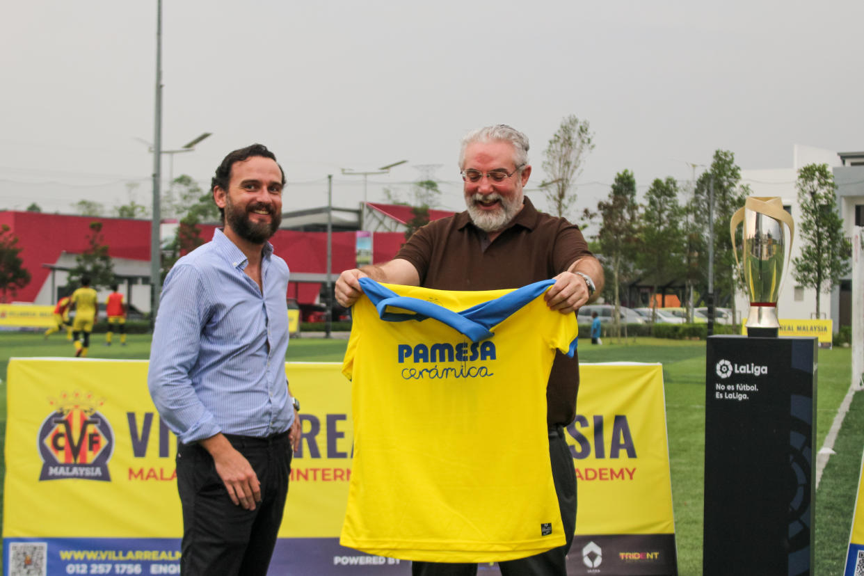 Villarreal Malaysia Academy welcomes Spanish ambassador to Malaysia, Jose Luis Pardo Cuerdo (right). (PHOTO: LaLiga)