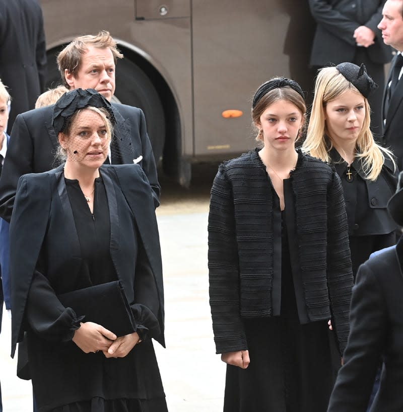 Tom Parker Bowles y Laura Lopes con sus hijas