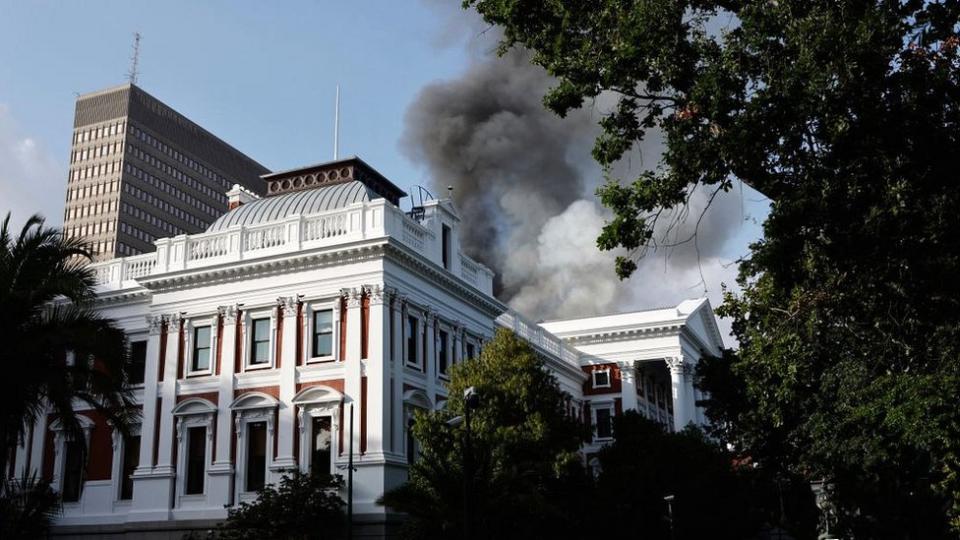 Humo en la sede del Parlamento sudafricano en Ciudad del Cabo el 2 de enero de 2022.
