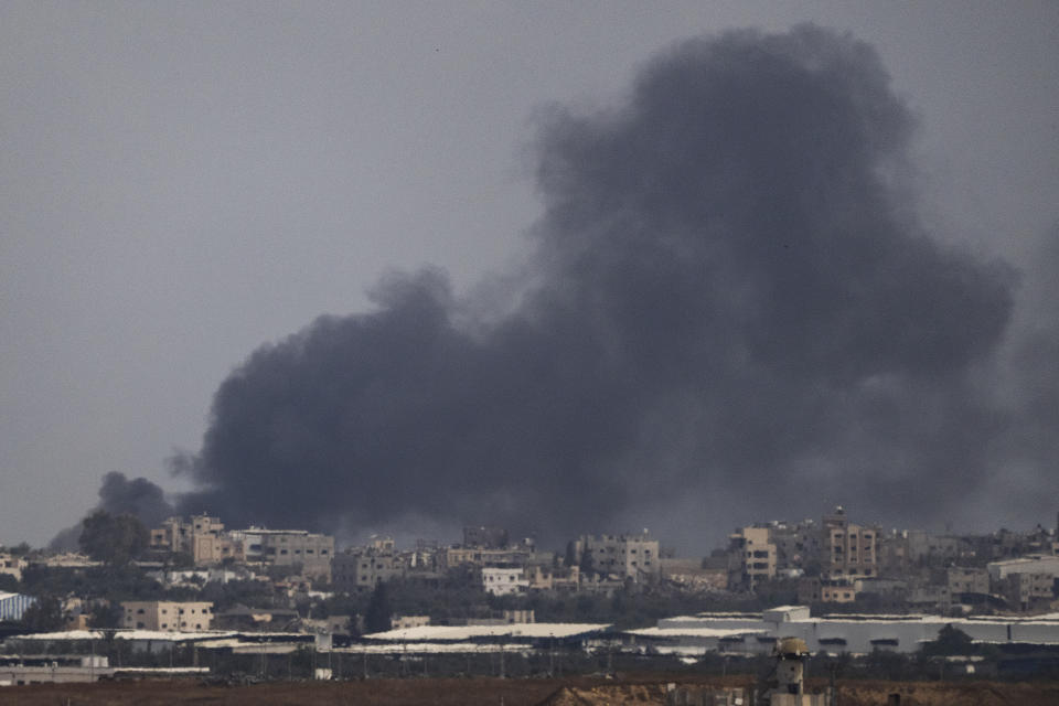 Una humareda se alza tras una explosión en la Franja de Gaza, vista desde el sur de Israel, el martes 28 de mayo de 2024. (AP Foto/Leo Correa)