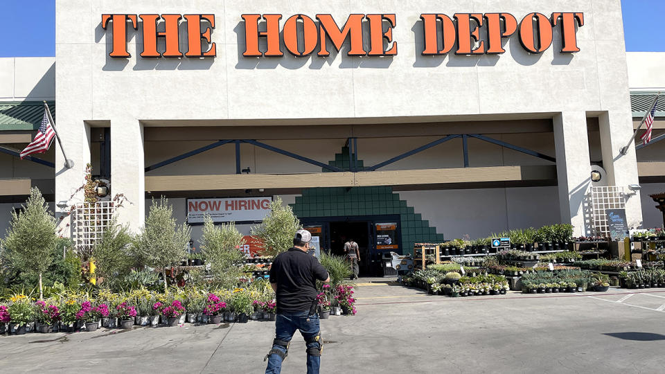 Mae cwsmer yn mynd i mewn i siop Home Depot yn San Rafael, California ar Awst 16, 2022.