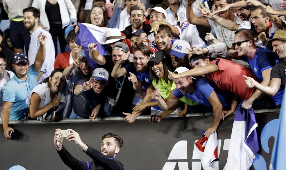 <p>Der französische Tennisspieler Benoit Paire schießt mit seinen Fans ein Selfie. Zuvor hat er seinen italienischen Kontrahenten Fabio Fognini in der zweiten Runde bei den Australian Open in Melbourne besiegt. (Bild: Aaron Favila/ AP) </p>