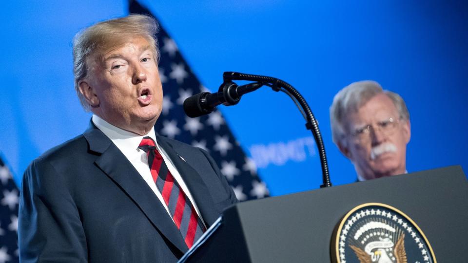 Der damalige Sicherheitsberater John Bolton (r) steht während einer Pressekonferenz neben US-Präsident Donald Trump (Archiv).