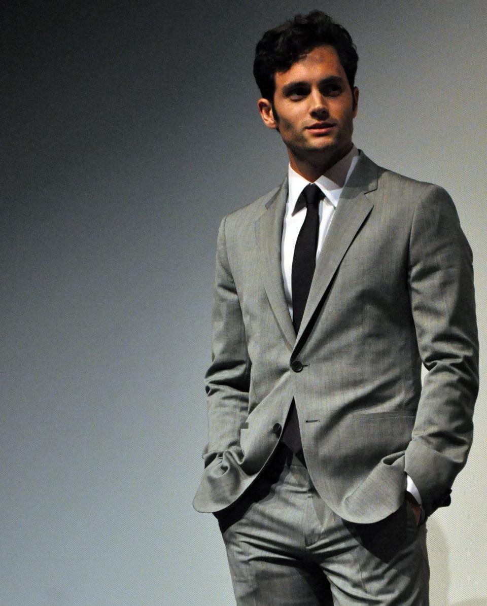 Penn Badgley looks dazzling in grey suit with pant to match as he poses for the camera. 