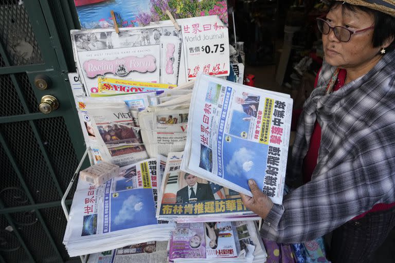 Un ejemplar del periódico Chinese Daily News muestra imágenes de un presunto globo espía chino, en el barrio chino de Los Ángeles, el domingo 5 de febrero de 2023.