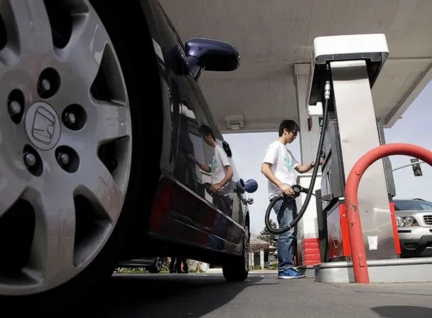 PHOTO: In this March 7, 2011, file photo, a motorist fuels up at a gas station in Santa Cruz, Calif. (Marcio Jose Sanchez/AP, FILE)