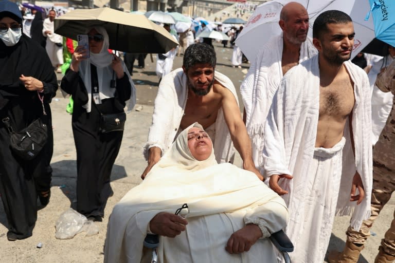 Una mujer afectada por el calor es llevada en silla de ruedas a su llegada a la ceremonia de la lapidación simbólica del diablo, parte del peregrinaje a La Meca, el 16 de junio de 2024 en Mina (Arabia Saudí) (Fadel Senna)