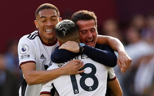 Fulham&#39;s Andreas Pereira celebrates scoring their first goal with manager Marco Silva and Carlos Vinicius