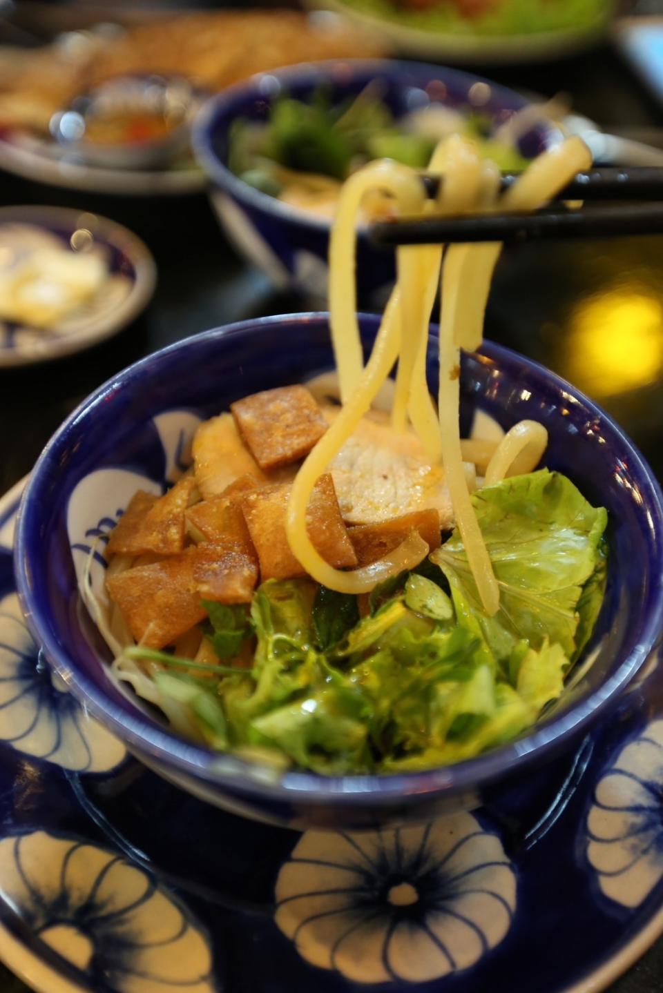 風味融合華人與南洋元素的高樓麵，是會安的特色美食。