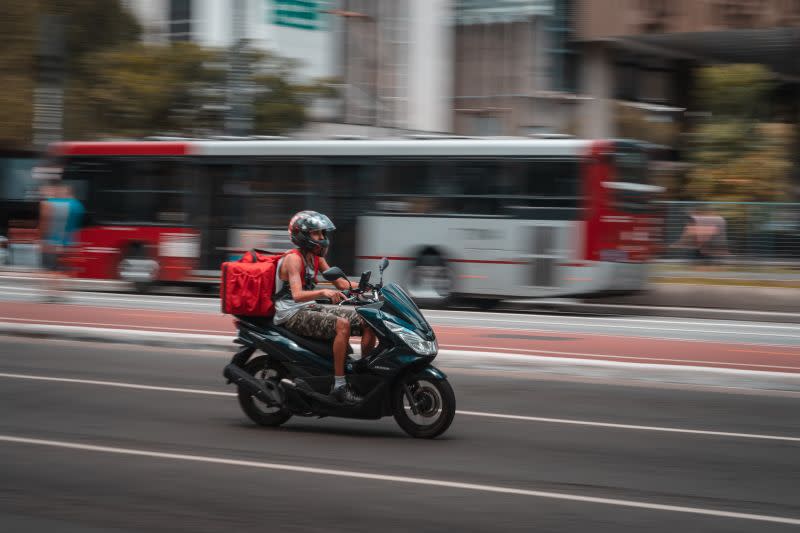 ▲今（19）日指揮中心宣布口罩令鬆綁，新增騎機車/腳踏車者、以及於戶外空曠處從事工作者等3類人可以免戴口罩。（示意圖／取自unsplash）