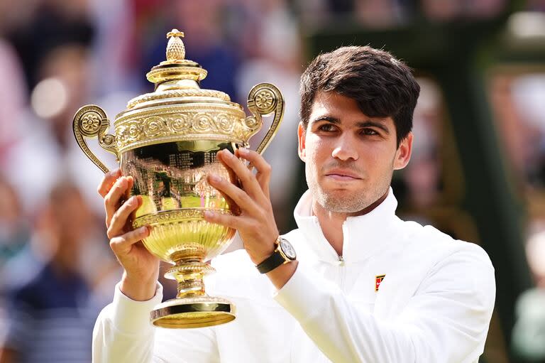 Carlos Alcaraz es el monarca de Wimbledon por segundo año seguido