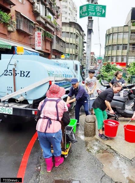 國慶連假，獅球路一帶自來水管線大爆管，上百住戶無水可用。（記者李瓊慧攝）